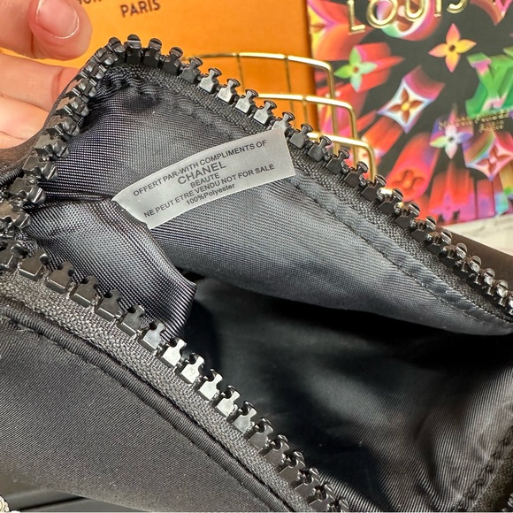 CHANEL black neoprene crossbody pouch with Pearl chain and bag charm - Picture 10 of 11